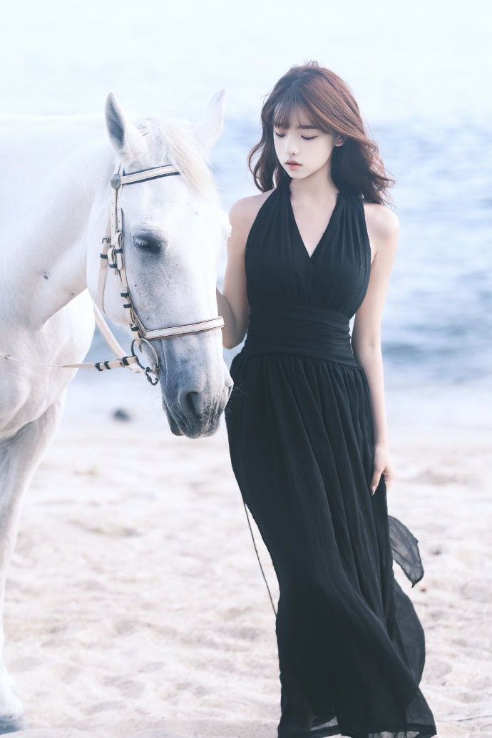 《水中女妖》:二十年前公映的失败之作,导演沙马兰的自恋之作?